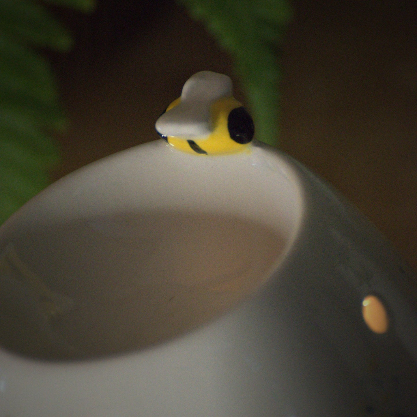 Decorative bumble bee on ceramic wax burner