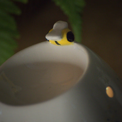 Decorative bumble bee on ceramic wax burner